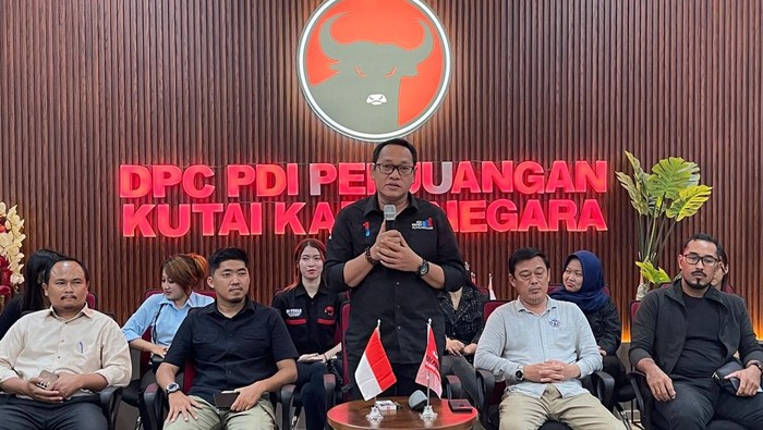 Tim Edi-Rendi saat konferensi pers di markas besar tim pemenangan Kukar.