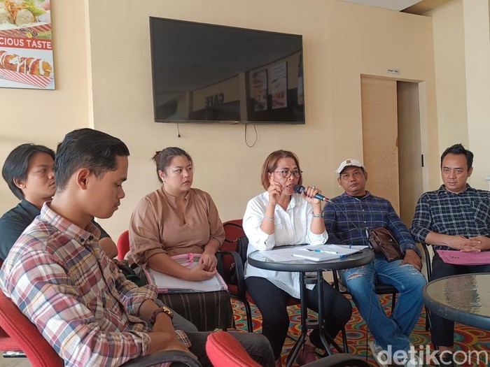 Tim hukum paslon Pilkada Purbalingga Tiwi-Hendra memberikan keterangan soal pengeroyokan terhadap Satgas Anti Politik Uang dan anggota DPRD Purbalingga dari PDIP oleh orang tidak dikenal, Selasa (26/11/2024).