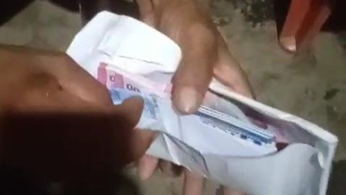 Timses paslon Pilkada Mamuju diduga bagi-bagi jelang pencoblosan.