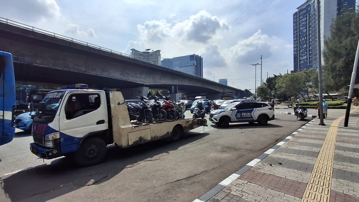 TKP kecelakaan truk tronton dengan enam kendaraan di Slipi, Jakbar (Taufiq/detikcom)