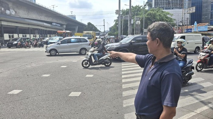 TKP kecelakaan truk tronton dengan enam kendaraan di Slipi, Jakbar (Taufiq/detikcom)