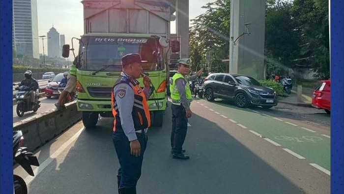 Truk Gangguan di Jl Gatsu Arah Kuningan, Lalin Macet