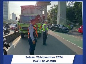 Truk Gangguan di Jl Gatsu Arah Kuningan, Lalin Macet