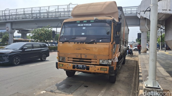 Truk maut yang tabrak 6 kendaraan di Slipi, Jakarta Barat. (Taufiq/detikcom)