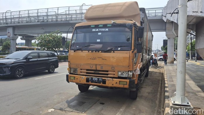 Truk maut yang tabrak 6 kendaraan di Slipi, Jakarta Barat. (Taufiq/detikcom)