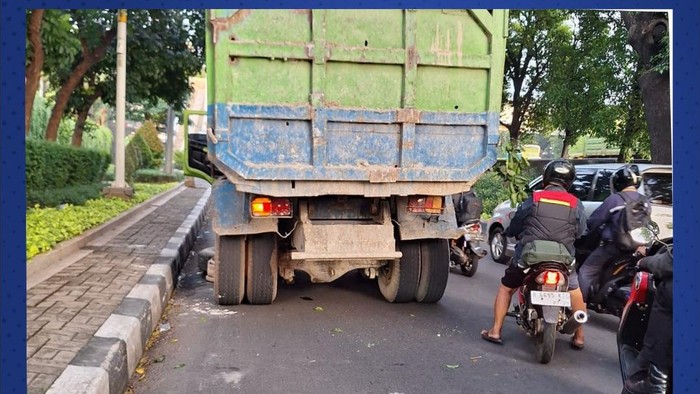 Truk Mogok di TB Simatupang, Lalin Arah Ragunan Macet