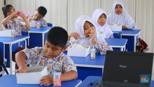 Uji coba program Makan Bergizi Gratis (MBG) di SDS Angkasa 5 Lanud Halim Perdanakusuma, Jakarta, Selasa (26/11/2024). (CNBC Indonesia/Muhamad Sabki)