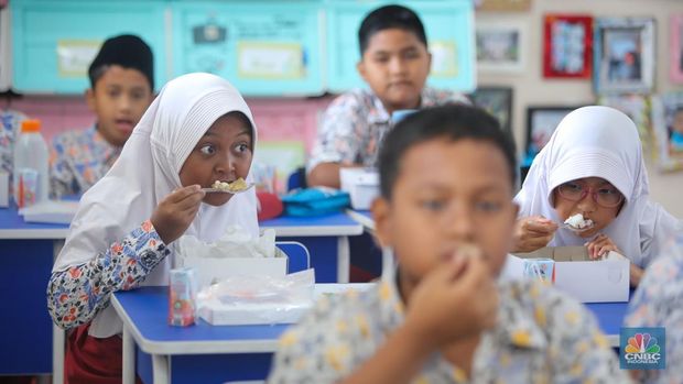 Uji coba program Makan Bergizi Gratis (MBG) di SDS Angkasa 5 Lanud Halim Perdanakusuma, Jakarta, Selasa (26/11/2024). (CNBC Indonesia/Faisal Rahman)