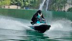 Gaya Umi Pipik Naik Jetski, Cadar dan Baju Syari Bukan Halangan