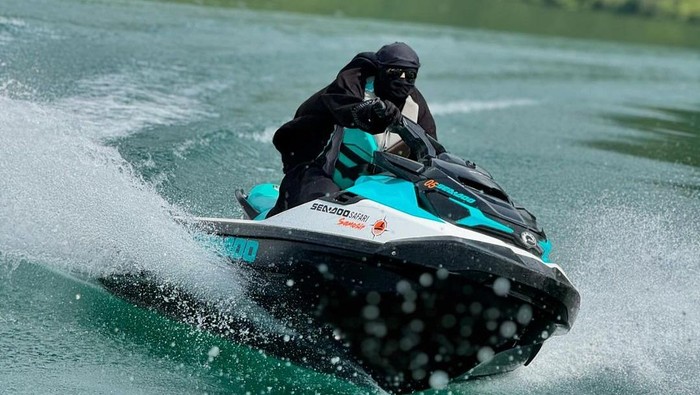 Umi Pipik main jetski.