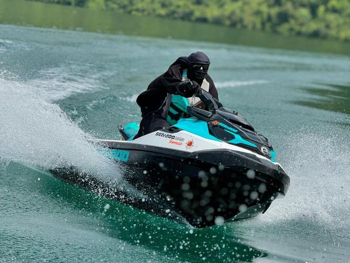 Umi Pipik main jetski.