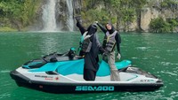 Umi Pipik juga sempat membonceng putrinya, Ayla Azuhro, mengendarai jetski. Foto: dok. Instagram Umi Pipik (Fotografer: @seadoosafarisamosir)