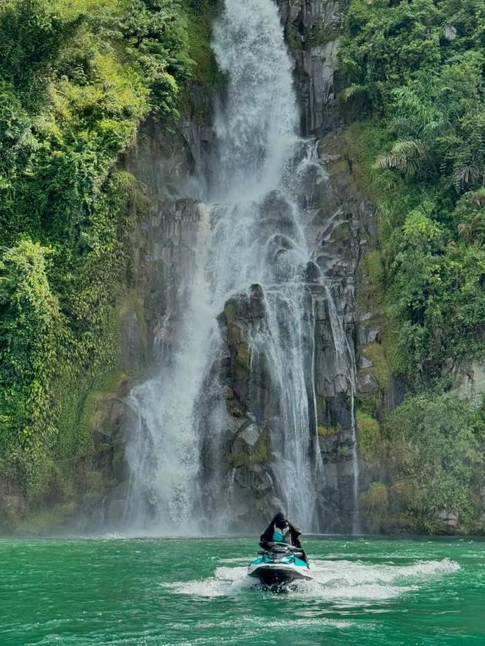 Umi Pipik main jetski.