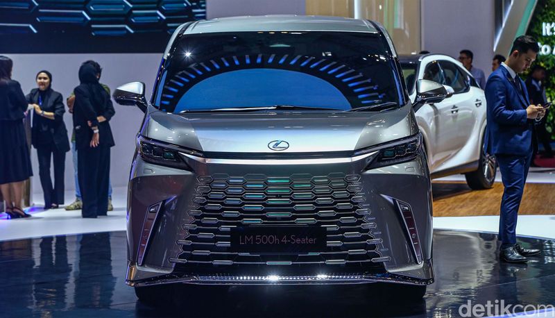 Pada ajang Gaikindo Jakarta Autoweek (GJAW) 2024, Lexus kembali menghadirkan varian baru melalui peluncuran Lexus LM 500h. Mobil itu dilengkapi dengan powertrain Turbo Hybrid Electric.