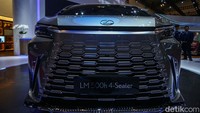 LM 500h 4-Seater juga dilengkapi dengan teknologi DIRECT4 dengan eAxle yang bertenaga dengan menghadirkan sistem penggerak semua roda (all-wheel drive) yang dinamis sehingga akselerasi lebih cepat dan stabilitas pengendalian yang optimal.