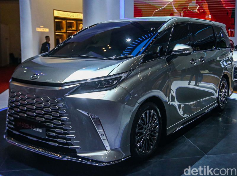 Pada ajang Gaikindo Jakarta Autoweek (GJAW) 2024, Lexus kembali menghadirkan varian baru melalui peluncuran Lexus LM 500h. Mobil itu dilengkapi dengan powertrain Turbo Hybrid Electric.