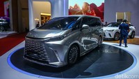 Lexus LM 500h diluncurkan di ajang Gaikindo Jakarta Autoweek (GJAW) 2024, ICE BSD, Tangerang.