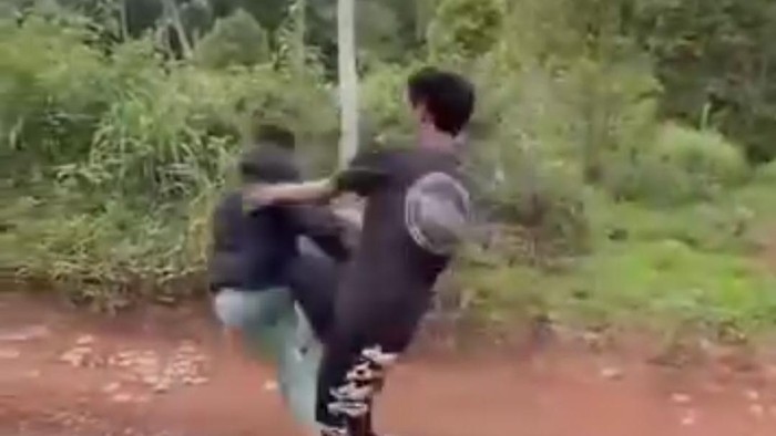 Tangkapan layar memperlihatkan dua pelajar berkelahi, dengan salah satunya kemudian jatuh dan dikeroyok pelajar lainnya di Kendal. Foto diunggah Selasa (26/11/2024).