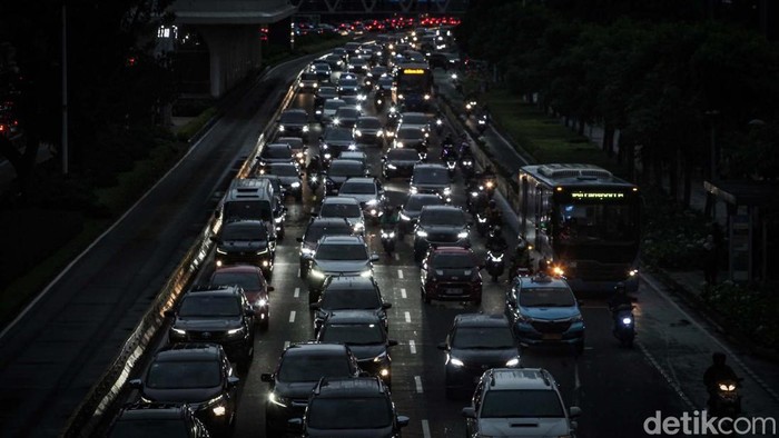 Kemacetan terjadi di Jalan Jenderal Sudirman, Jakarta, Selasa (26/11/2024). Kemacetan di Jakarta menjadi salah satu masalah pelik yang belum juga terselesaikan. Kemacetan Jakarta ditaksir menimbulkan kerugian hingga ratusan triliun.