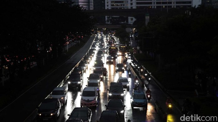 Kemacetan terjadi di Jalan Jenderal Sudirman, Jakarta, Selasa (26/11/2024). Kemacetan di Jakarta menjadi salah satu masalah pelik yang belum juga terselesaikan. Kemacetan Jakarta ditaksir menimbulkan kerugian hingga ratusan triliun.