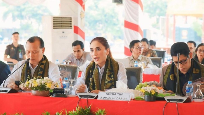 Wakil Ketua Komisi III DPR RI, Sari Yuliati, saat rapat dengar pendapat di Tribun Bharadaksa Polda NTB pada Selasa (26/11/2024). (Helmy Akbar/detikBali)