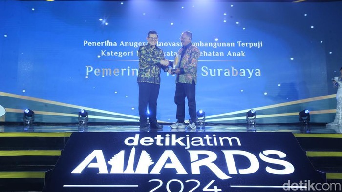 Wakil Wali Kota Surabaya Armuji terima detikJatim Awards 2024.