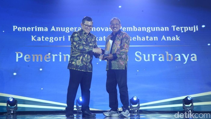 Wakil Wali Kota Surabaya Armuji terima detikJatim Awards 2024.