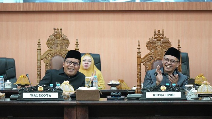 Wali Kota Makassar Danny Pomanto menghadiri rapat paripurna penetapan APBD 2025.