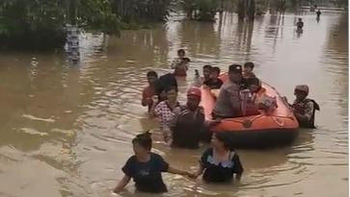 Warga di Perumahan De Flamboyan, Medan, dievakuasi menggunakan perahu karet. (Foto: Istimewa)
