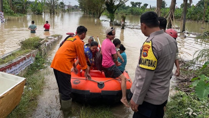 Warga dievakuasi akibat banjir di kawasan Tanjung Selamat, Kecamatan Medan Tuntungan, Medan. (Foto: Istimewa)