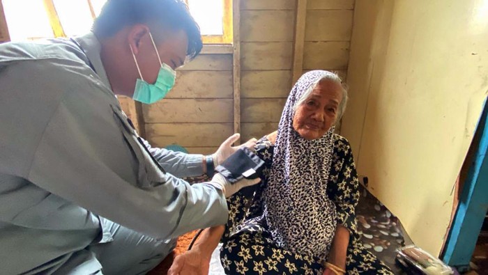 Personel KN Tanjung Datu-301 memberikan layanan kesehatan bagi warga Desa Sabang Mawang, Natuna. Dua warga Desa Sabang Mawang yang menderita stroke discreening kesehatannya.
