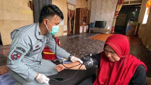 Warga Natuna Terima Layanan Kesehatan