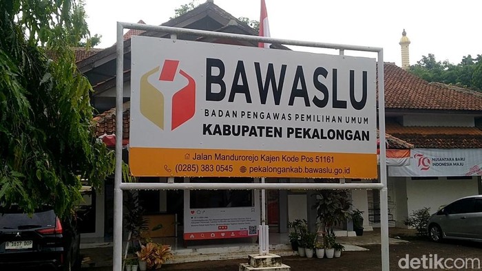 Warga Pekalongan membawa barang bukti dugaan praktik politik uang ke Bawaslu, Selasa (26/11/2024).