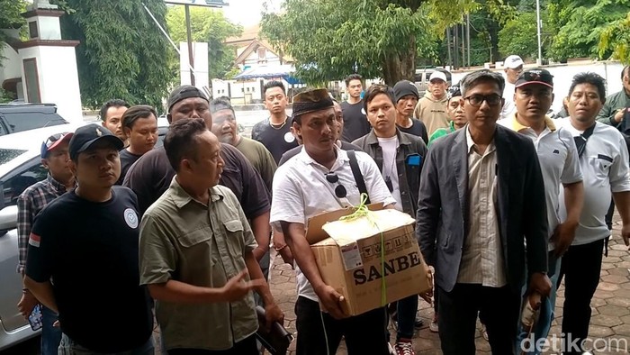 Warga Pekalongan membawa barang bukti dugaan praktik politik uang ke Bawaslu, Selasa (26/11/2024).