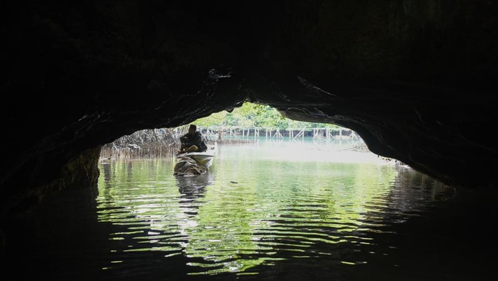 Wisata Menyusuri Gua di Pulau Maratua Kaltim Seorang anggota kelompok sadar wisata (Pokdarwis) melihat tebing yang ada di Gua Kabok di Pulau Maratua, Berau, Kalimantan Timur, Selasa (26/11/2024). Bukit Mahligai, Goa Kabok hingga Goa Halo Tabung menjadi andalan destinasi wisata alam pemerintah kabupaten setempat untuk menggaet wisatawan dalam dan luar negeri. ANTARA FOTO/M Risyal Hidayat/tom.