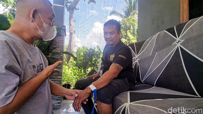 Yusuf saat melayani warga.