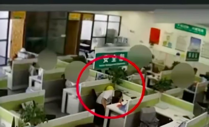 Zhang Ketiduran di Kantor