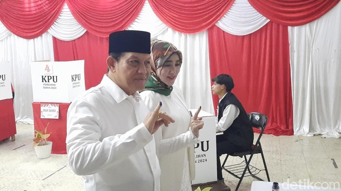 Acep Adang saat mencoblos