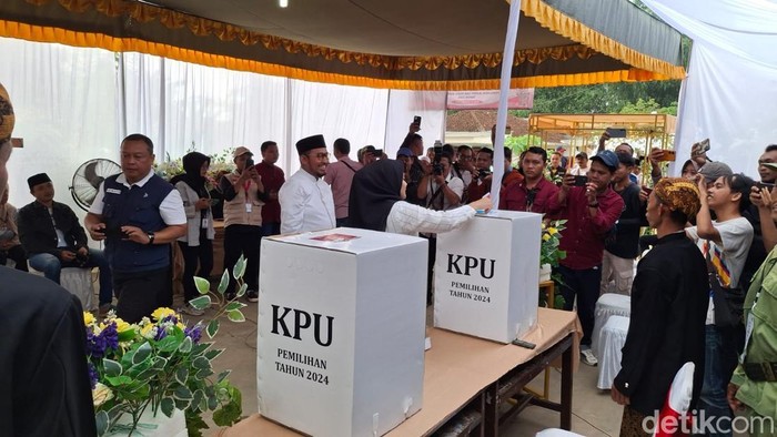 Achmad Fauzi mencoblos di dekat kediamannya