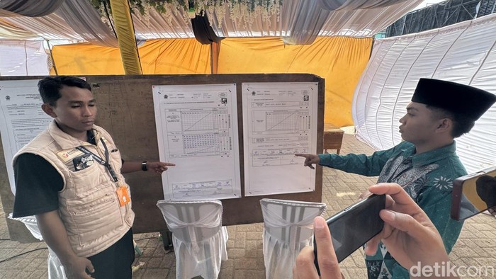 Ahmad Luthfi dan Taj Yasin menang telak di TPS Gus Yasin nyoblos, Rembang, Rabu (27/11/2024)