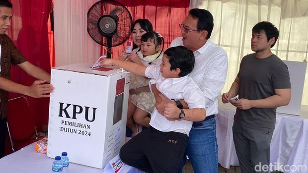 Ahok nyoblos Pilkada Jakarta di TPS 60 Pluit, Penjaringan, Jakarta Utara. Ahok datang bersama istrinya, Puput beserta anak-anaknya (Wildan/detikcom)