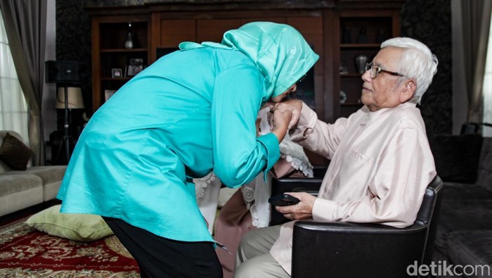 Airin menyalami kedua orang tuanya sebelum menggunakan hak pilihnya pada Pilkada 2024 di kawasan Alam Sutera, Tangerang Selatan, Banten, Rabu (27/11/2024).