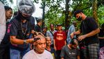 Aksi Relawan Dedi Mulyadi Cukur Rambut di Subang