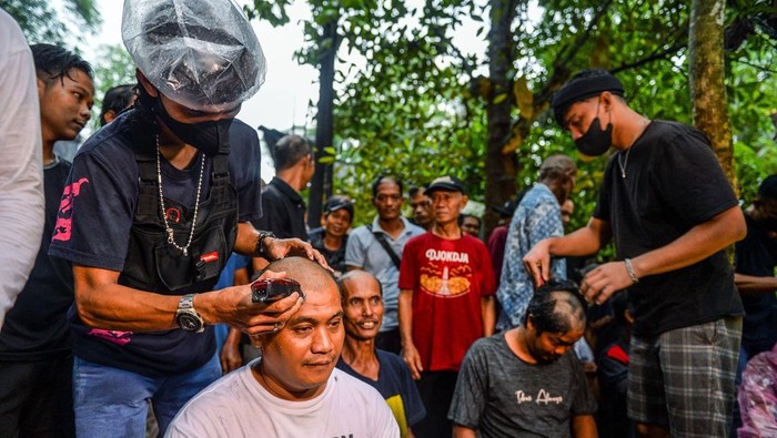 Relawan Calon Gubernur Jawa Barat nomor urut 4 Dedi Mulyadi mencukur rambutnya di posko pemenangan di Lembur Pakuan, Kampung Sukadaya, Desa Sukasari, Kecamatan Dawuan, Kabupaten Subang, Jawa Barat, Rabu (27/11/2024). Relawan Dedi Mulyadi melakukan aksi cukur rambut hingga botak usai konferensi pers kemenangan oleh Dedi Mulyadi yang memiliki suara lebih dari 60 persen hingga pukul 16.00 dengan data yang masuk sebanyak 77.50 persen. ANTARA FOTO/Raisan Al Farisi/YU