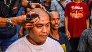 Aksi Relawan Dedi Mulyadi Cukur Rambut di Subang