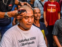 Aksi Relawan Dedi Mulyadi Cukur Rambut di Subang