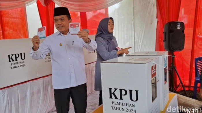 Al Haris dan istri saat nyoblos di TPS 14 Kota Jambi