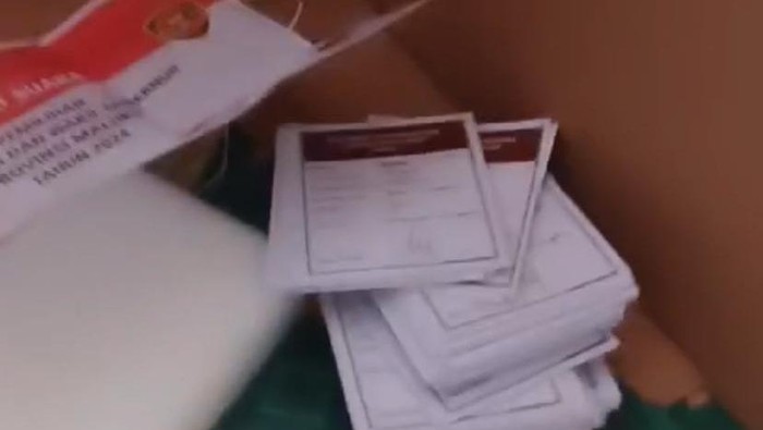 Anggota Kelompok Penyelenggara Pemungutan Suara (KPPS) di Kota Ambon, Maluku mencoblos kertas suara sisa.