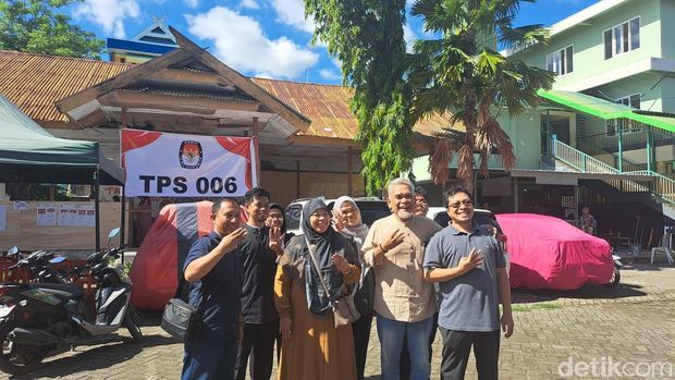 Amri Arsyid berfoto bersama keluarga usai mencoblos pilkada.