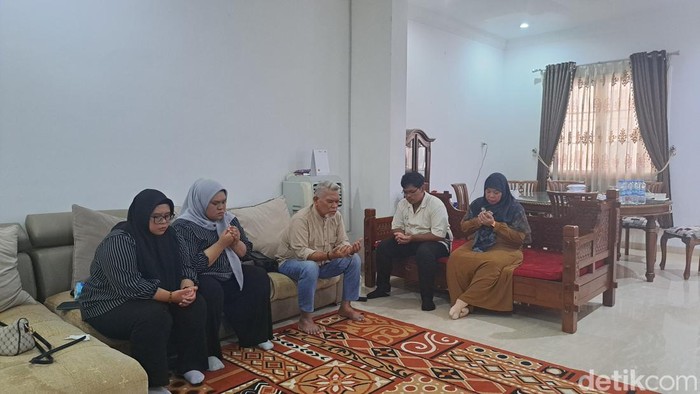 Amri Arsyid didampingi istri dan anak-anaknya menjelang pencoblosan pilkada 2024.